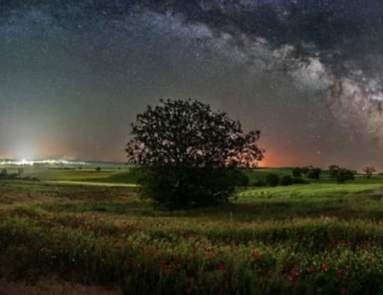 Milky way bow over Villahoz