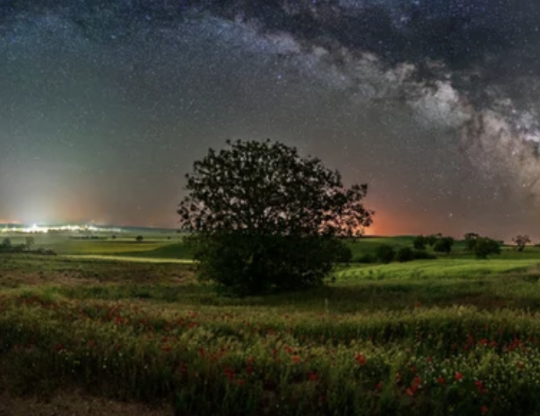 Milky way bow over Villahoz