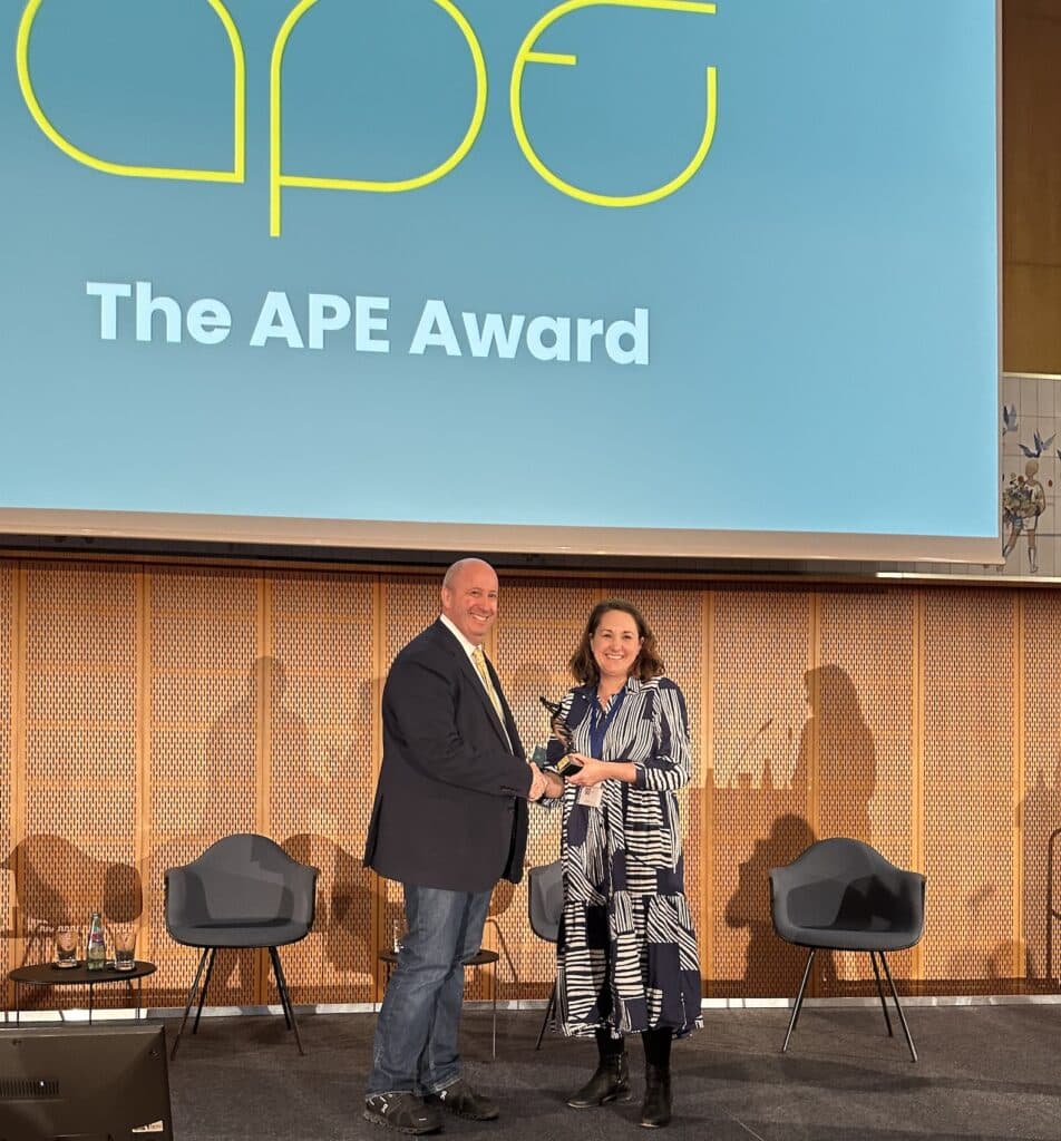 Laura Feetham-Walker, winner of the 2024 APE Award for Innovation in Scholarly Communication, is presented her award by Digital Science CEO Daniel Hook